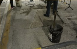 哈尔滨群力贝肯山小区，应用我公司混凝土修复料，修复地下停车厂地面。